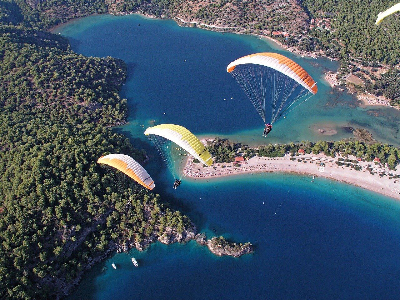 paragliding-g99fa78024_1280.jpg